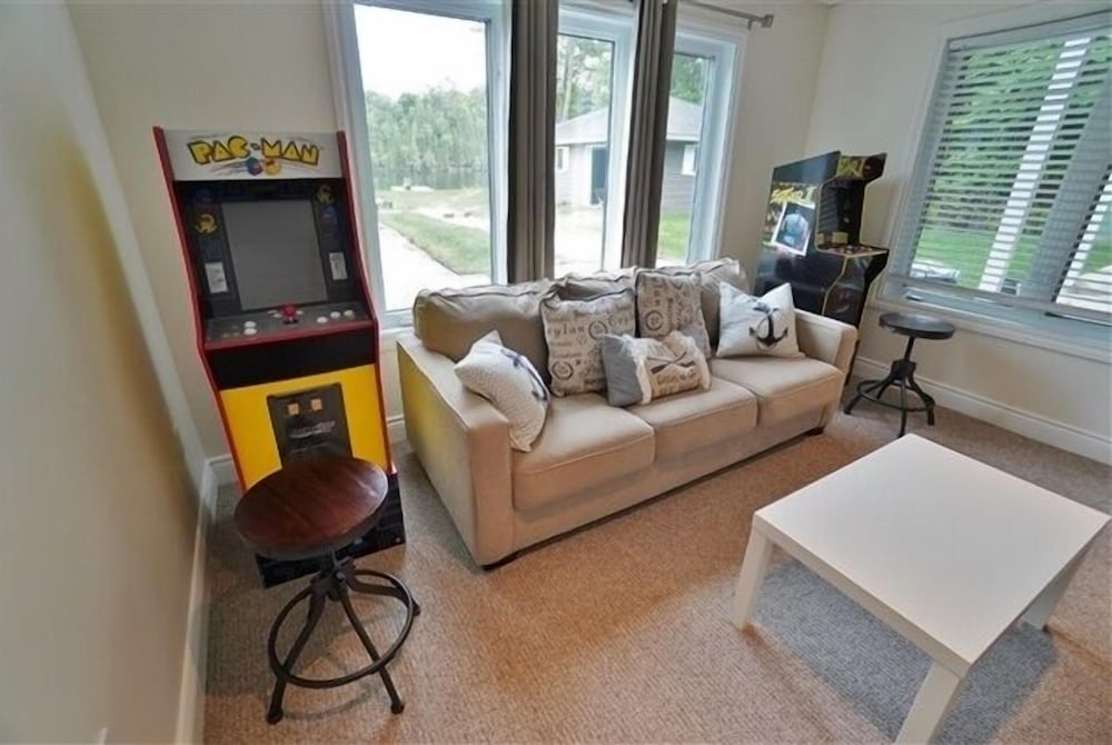 487 Bay Lake 4 Bedroom Cottage