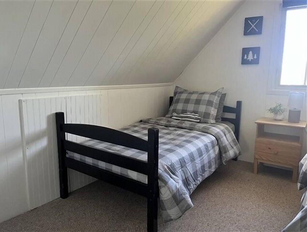 490 Lake St Peter $2100/sum Wk 3 Bedroom Cottage