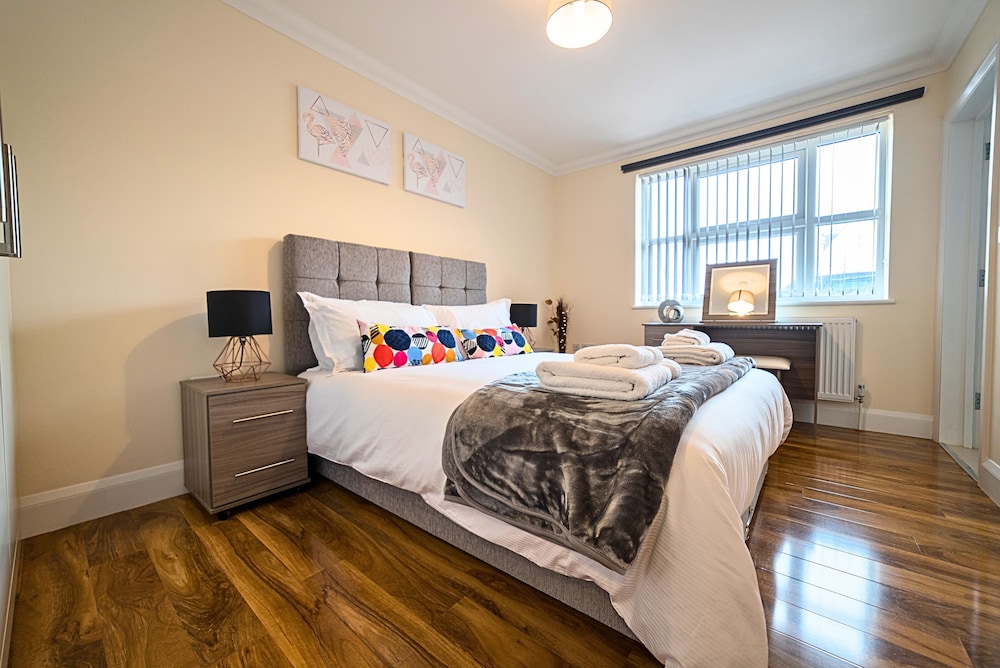 Heathrow Apartments Peace and Proximity Heathrow Airport FREE PARKING view 2