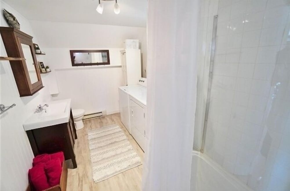 490 Lake St Peter $2100/sum Wk 3 Bedroom Cottage