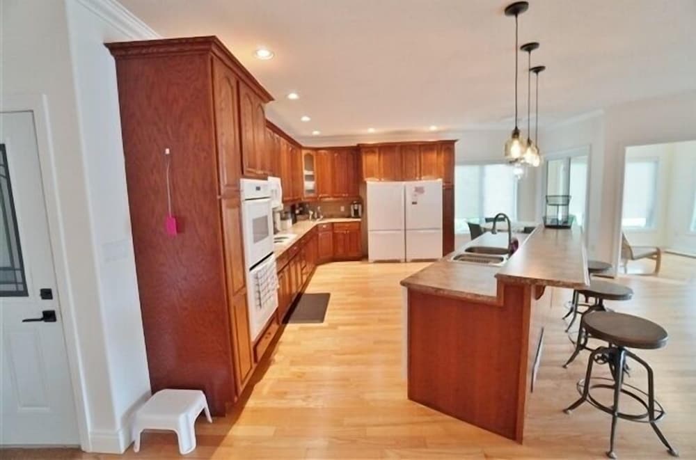 487 Bay Lake 4 Bedroom Cottage