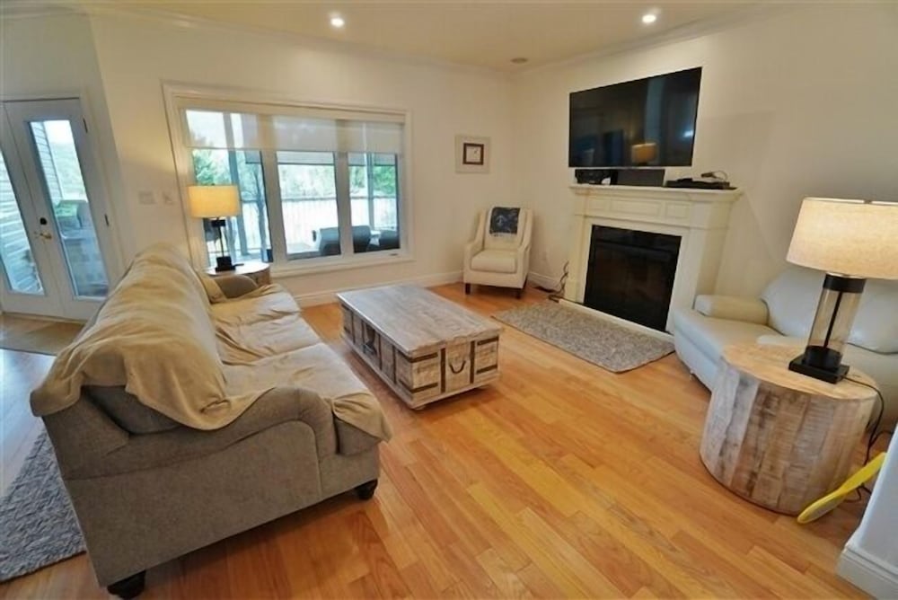 487 Bay Lake 4 Bedroom Cottage