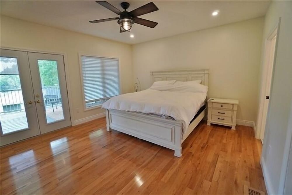 487 Bay Lake 4 Bedroom Cottage