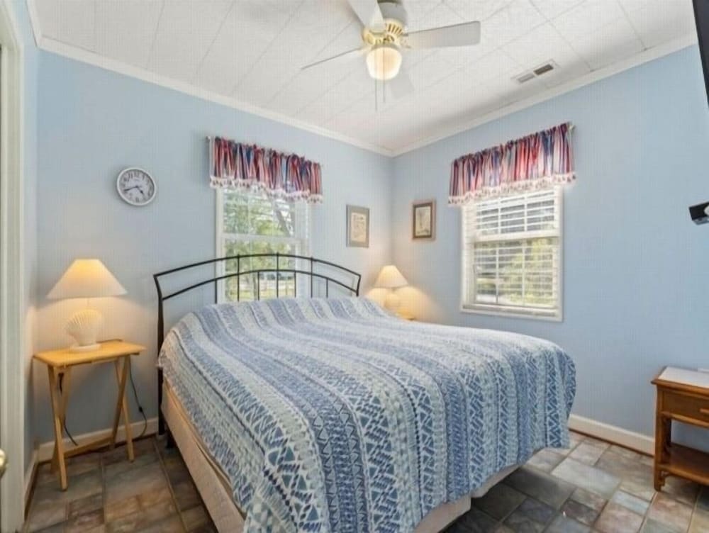 Flip Flop Paradise 2 Bedroom Cottage by RedAwning view 2
