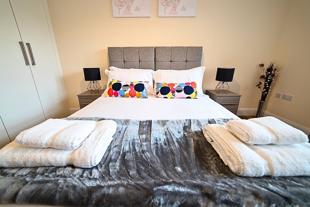 Heathrow Apartments Peace and Proximity Heathrow Airport FREE PARKING view 3