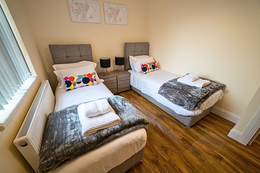 Heathrow Clean 2Bedroom Apt with Parking view 4