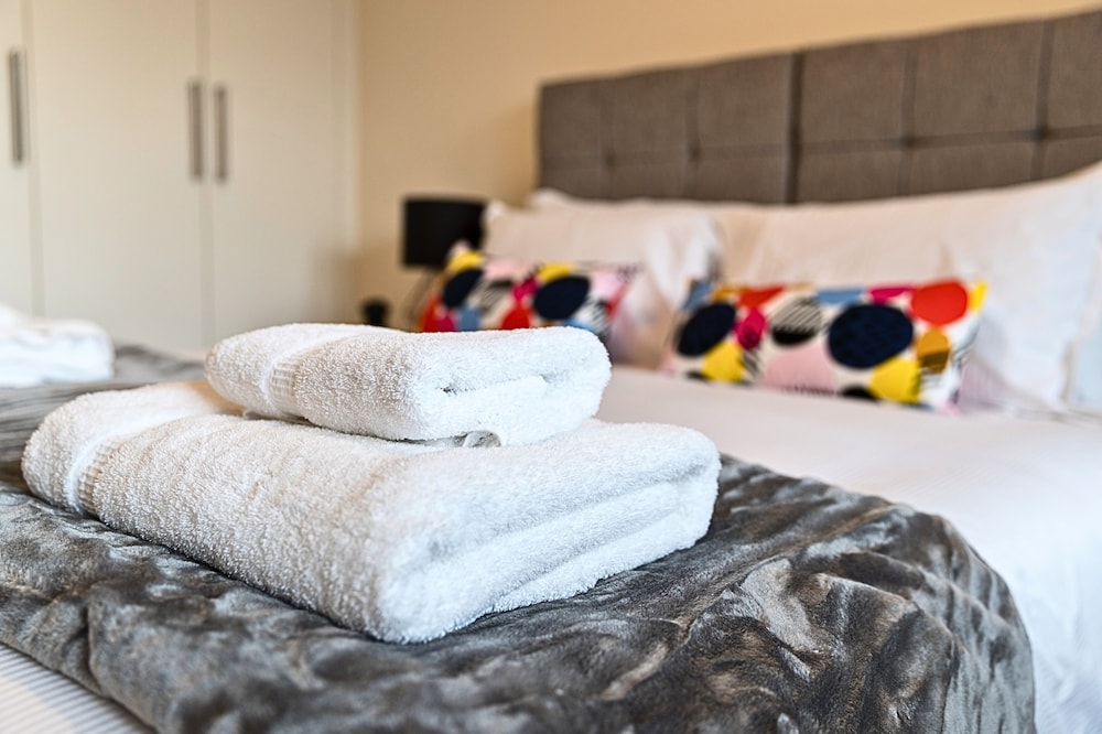 Heathrow Apartments Peace and Proximity Heathrow Airport FREE PARKING view 4