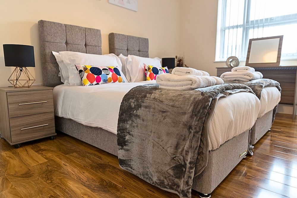 Heathrow Apartments Peace and Proximity Heathrow Airport FREE PARKING view 5