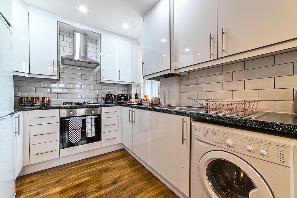 Heathrow Clean 2Bedroom Apt with Parking view 5
