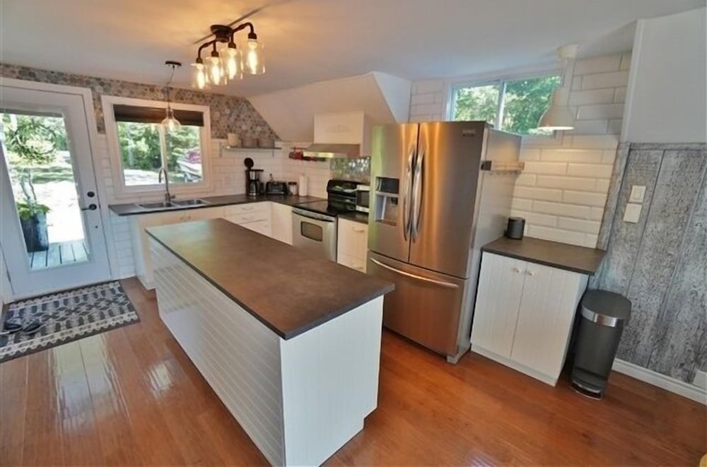 490 Lake St Peter $2100/sum Wk 3 Bedroom Cottage