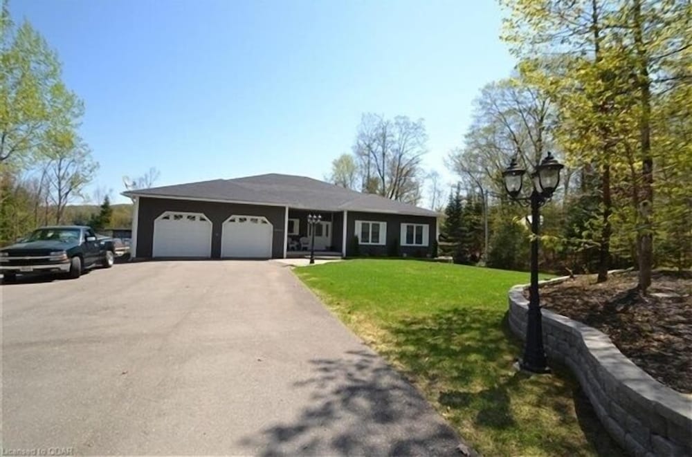487 Bay Lake 4 Bedroom Cottage