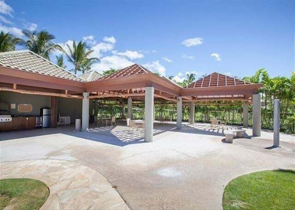 Walk to Restaurants/shopping - Excellent Golf Course Views - Private Beach Access - Vrkcv