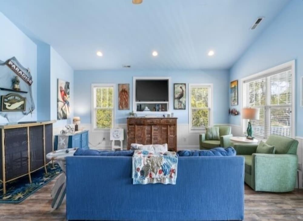 Atlantis Blue - Relaxing Beach Getaway Home Directly Across The Street From Beach Access! 5 Bedroom Home by RedAwning