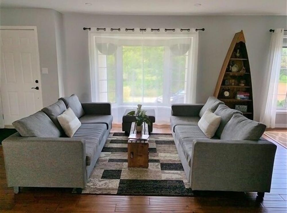 433 Kamaniskeg Lake 3 Bedroom Cottage