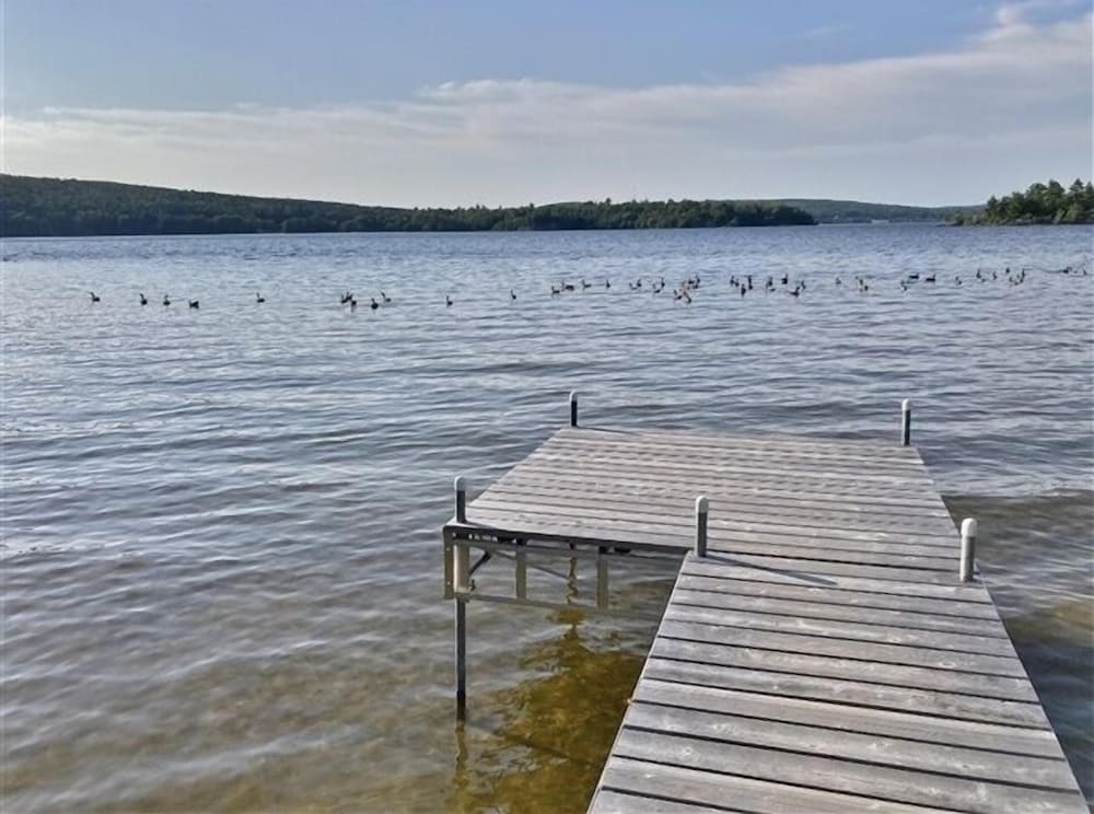 433 Kamaniskeg Lake 3 Bedroom Cottage