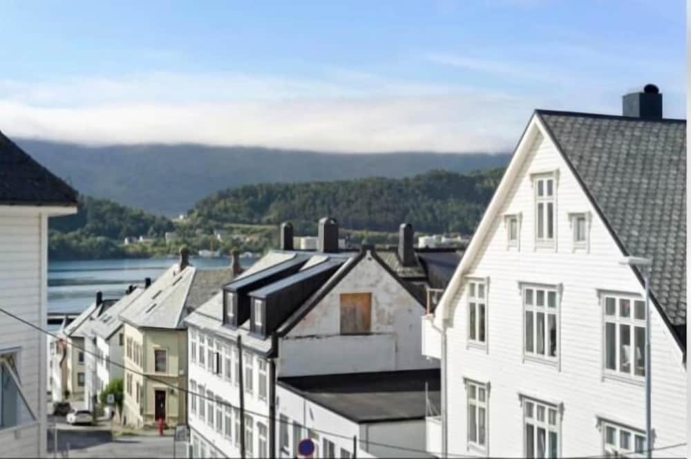 Wonderfully Located, 2bedroom, Balcony