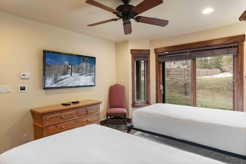 1617 - Six Bedroom plus Den Lakeside 6 Condo