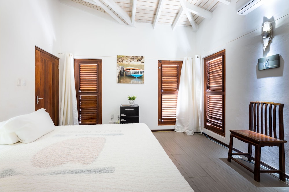 Beautiful Villa With Pool Near the Beach for Groups