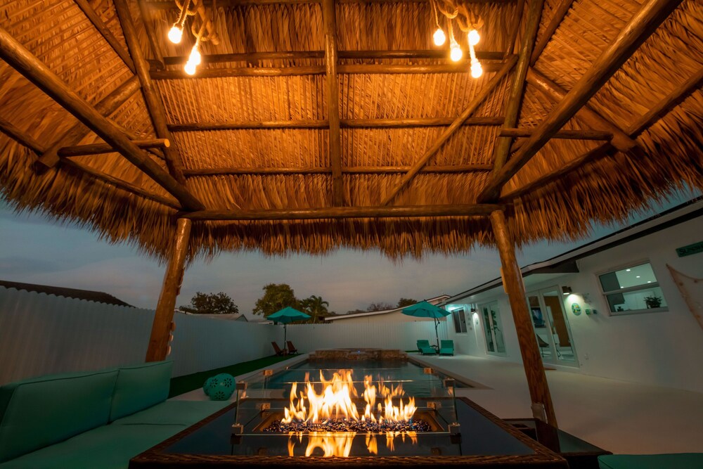 Maggie Home In Kendall - Pool And Tiki Bar