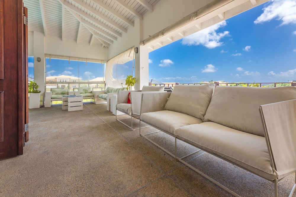 Beautiful Villa With Pool Near the Beach for Groups