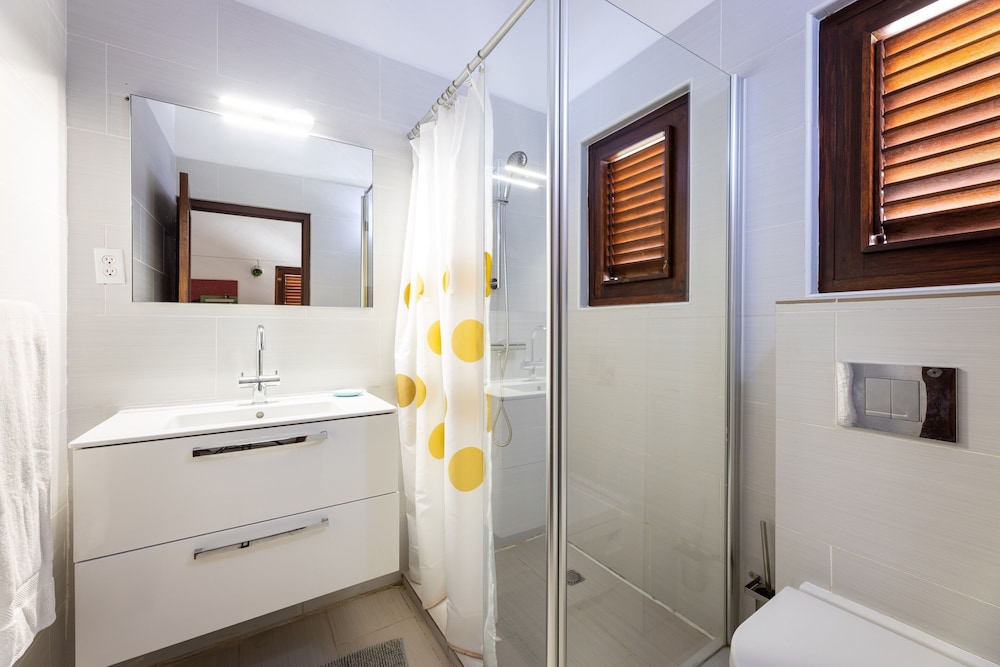 Beautiful Villa With Pool Near the Beach for Groups