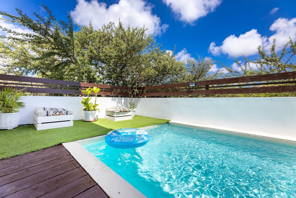 Room in B&B - Sunny Stay - Beautiful Spacious Room in Villa mi Cuna With Swimming Pool