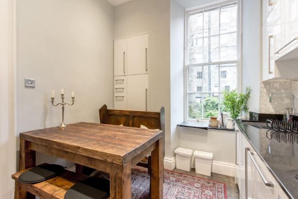 JOIVY Converted Flat in Historic Building in Desirable New Town view 4