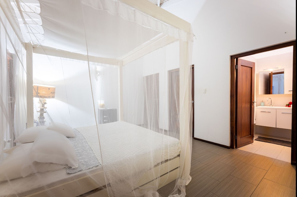 Room in B&B - Sunny Stay - Beautiful Spacious Room in Villa mi Cuna With Swimming Pool