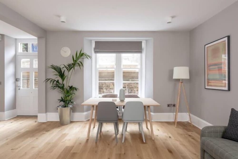 JOIVY Luxury Georgian City Centre Apartment (Sleeps 6) view 3