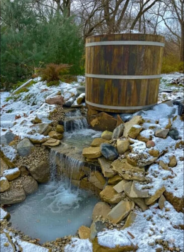 Bourbon Barrel Cabin on Lake Near Airport Downtown