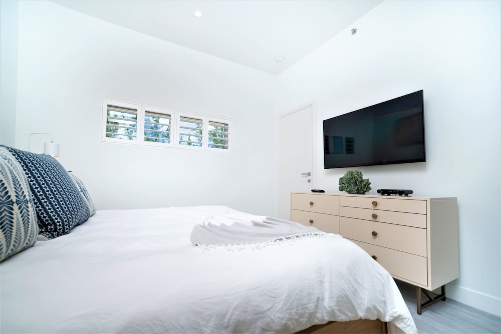 Cayman Luxury Rentals at The Grove view 3