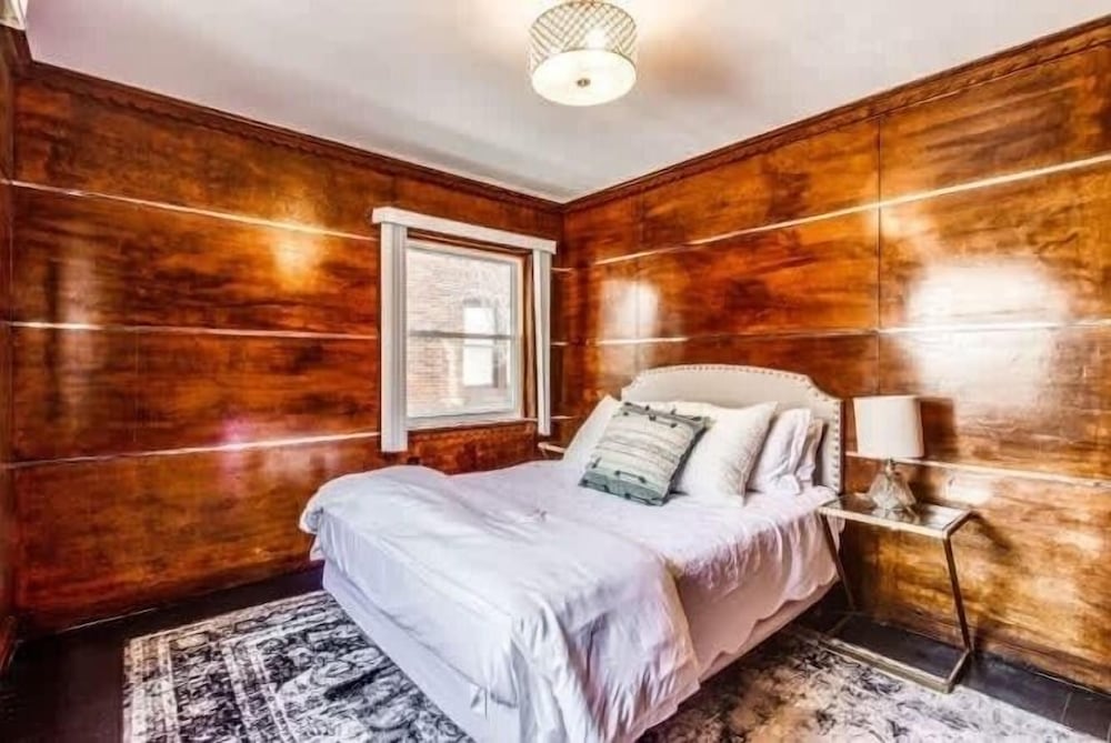 Spacious 5br Sleeps 10 University District 5 Bedroom Home