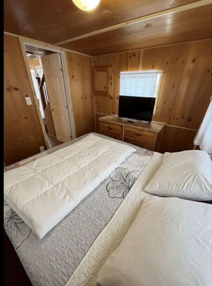 Bourbon Barrel Cabin on Lake Near Airport Downtown