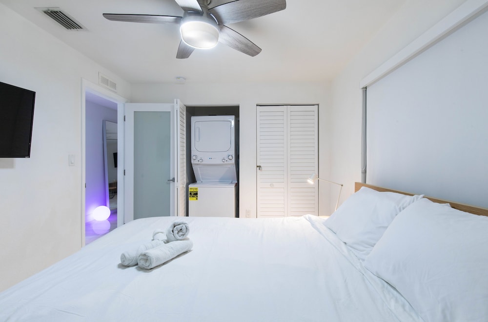 Stunning & Private 5 BDR Canal-front Home w/ Pool! - Image 4