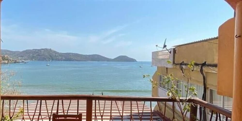 casa adriana zihuatanejo