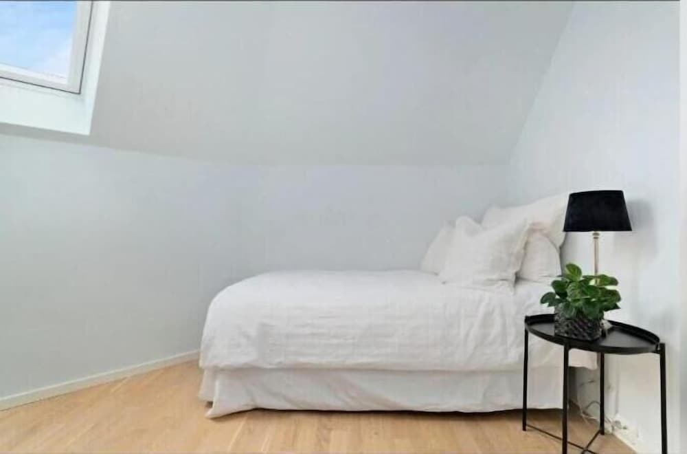 Wonderfully Located, 2bedroom, Balcony