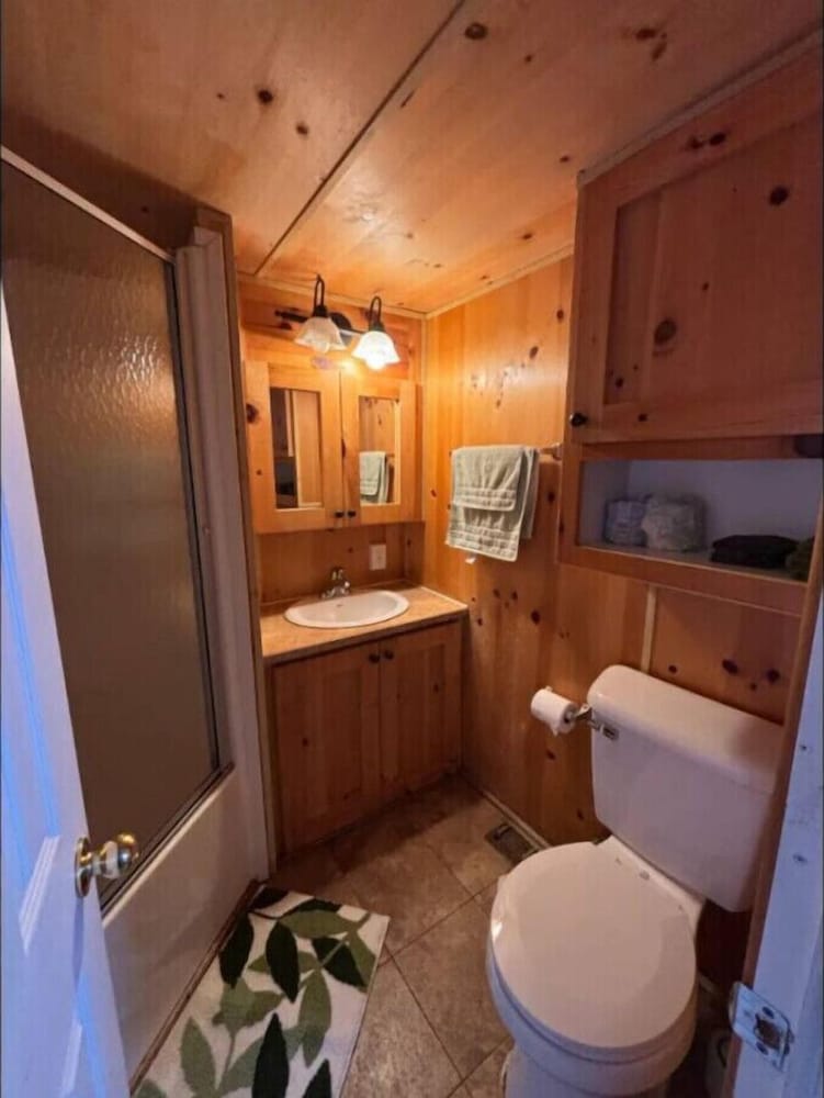 Bourbon Barrel Cabin on Lake Near Airport Downtown