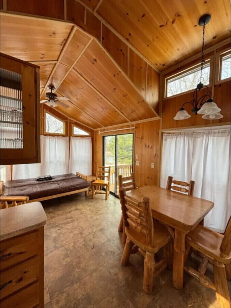 Bourbon Barrel Cabin on Lake Near Airport Downtown