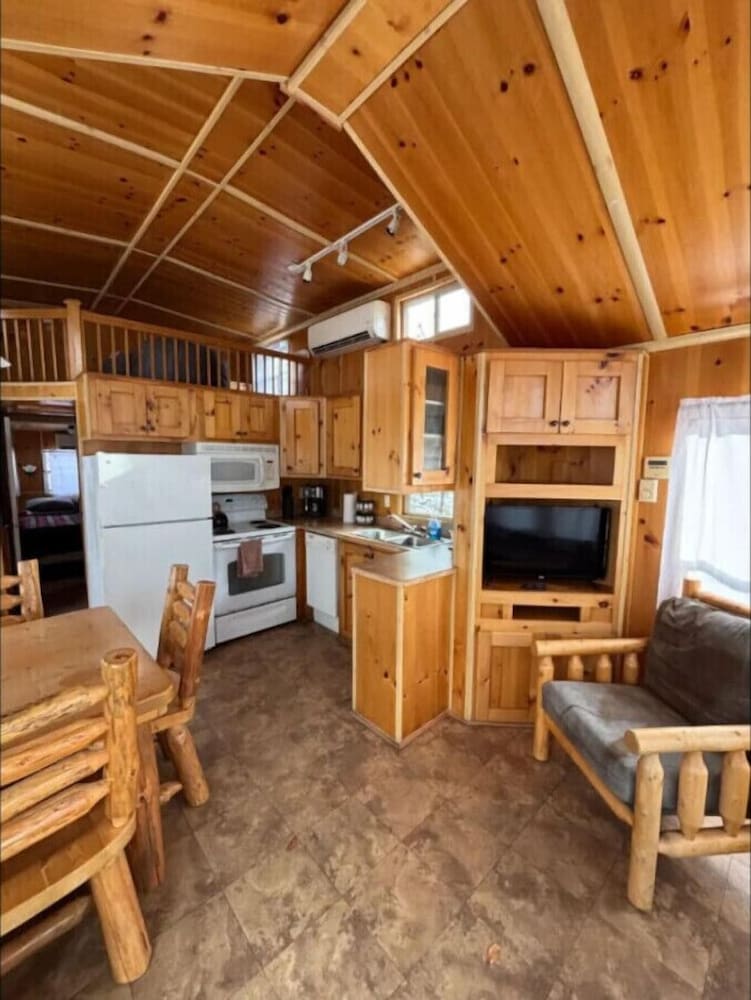 Bourbon Barrel Cabin on Lake Near Airport Downtown