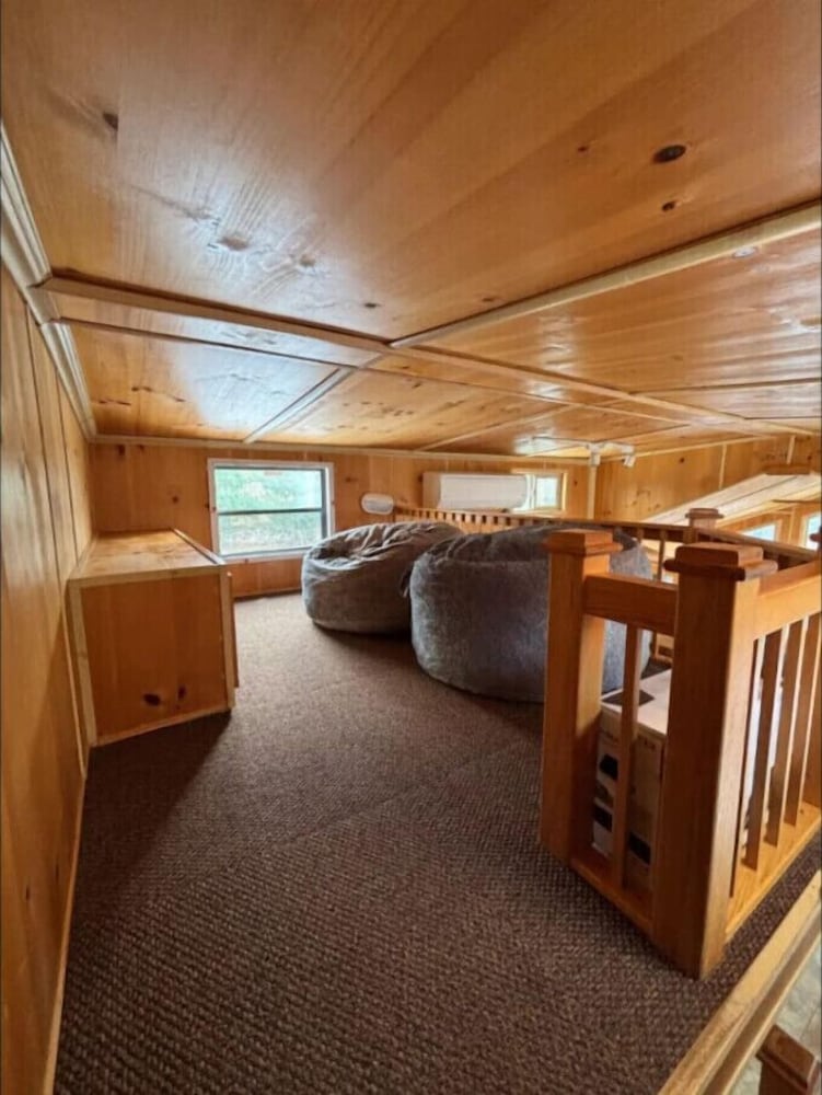 Bourbon Barrel Cabin on Lake Near Airport Downtown