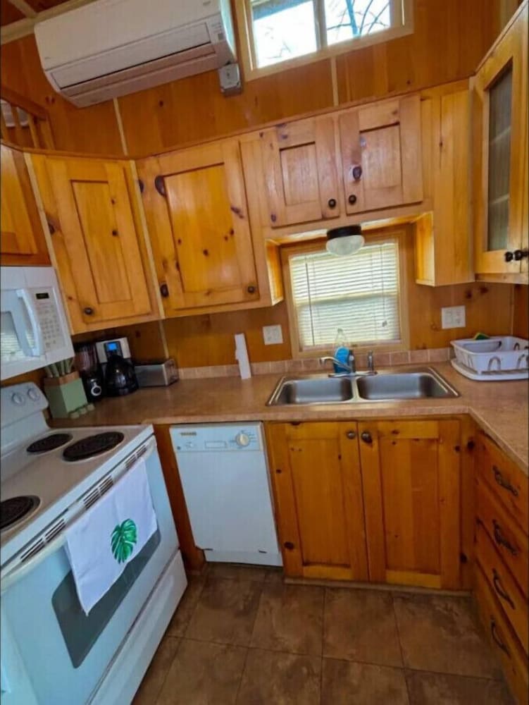 Little Lantern Cabin