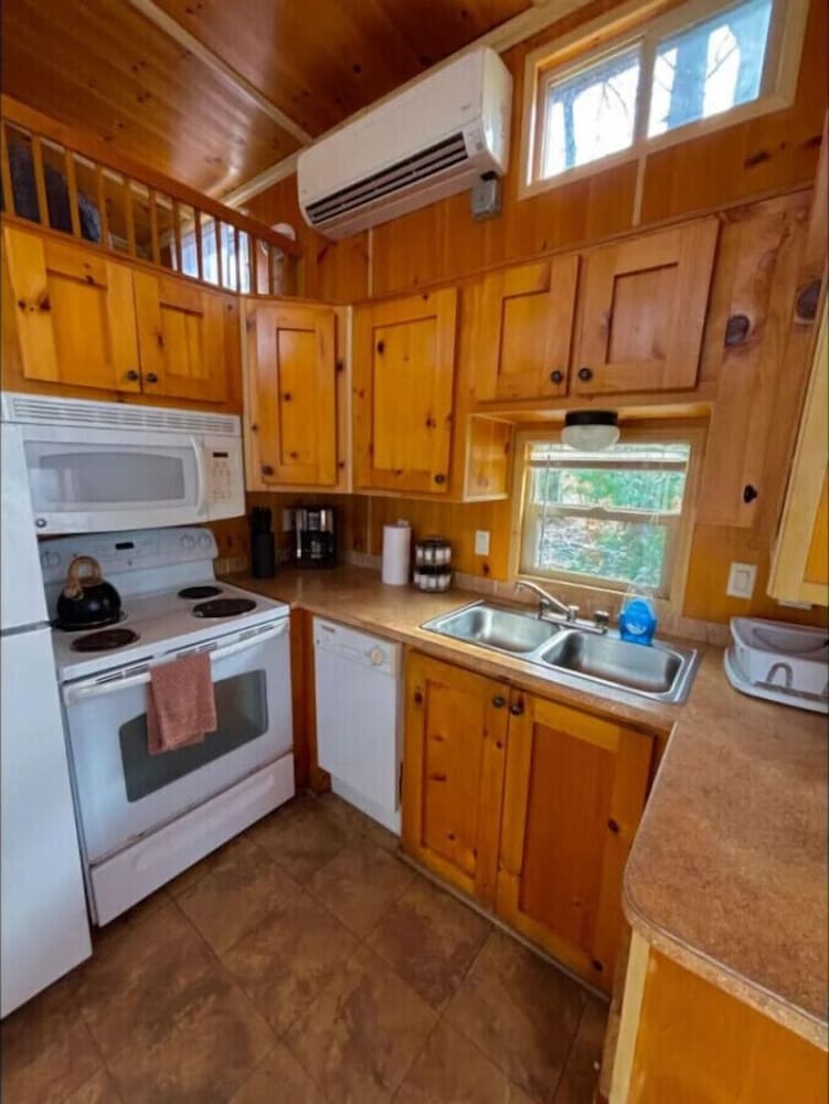 Bourbon Barrel Cabin on Lake Near Airport Downtown
