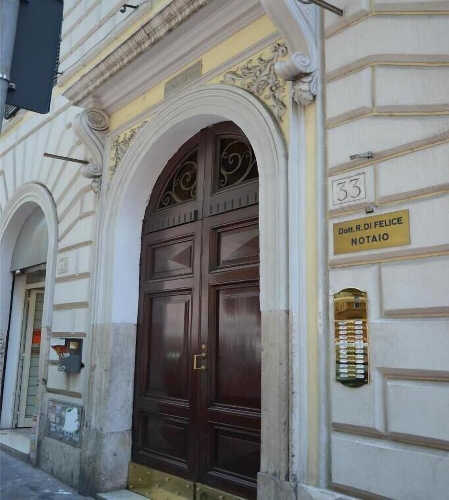 Luxury Three Bedroom Flat in Rome Center