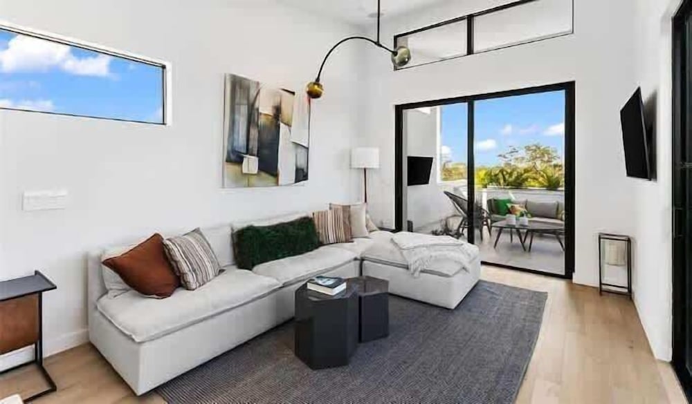 Lux Penthouse 4-story Stunner Rooftop Views