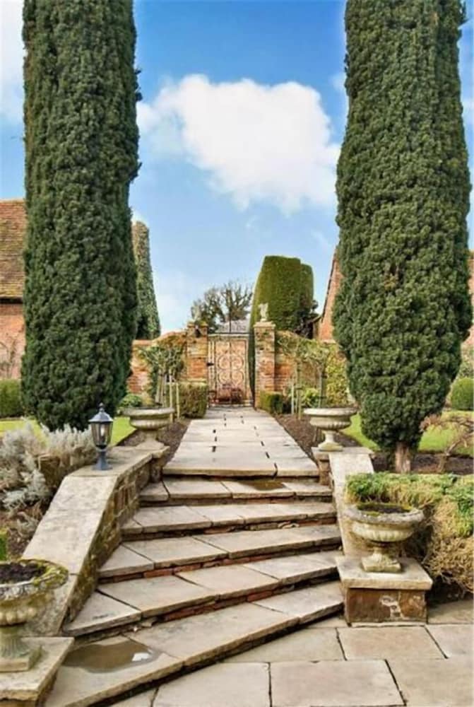 Harlington Manor