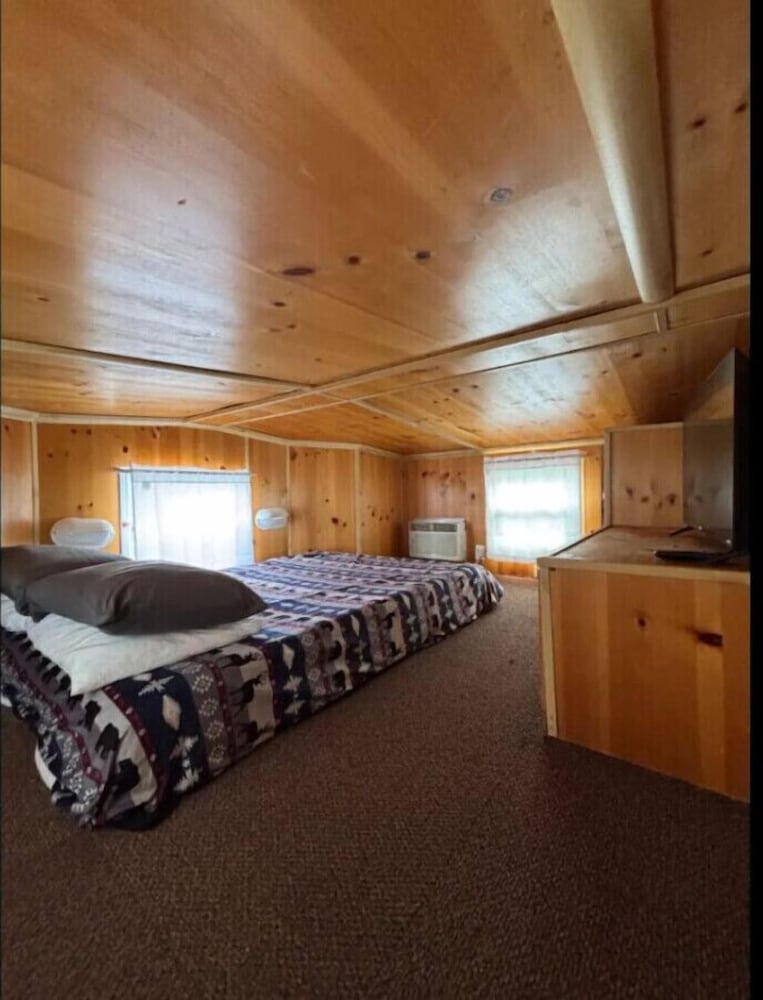 Bourbon Barrel Cabin on Lake Near Airport Downtown