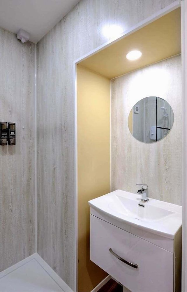Modern Comforts 4 Bedroom Home for Work & Play