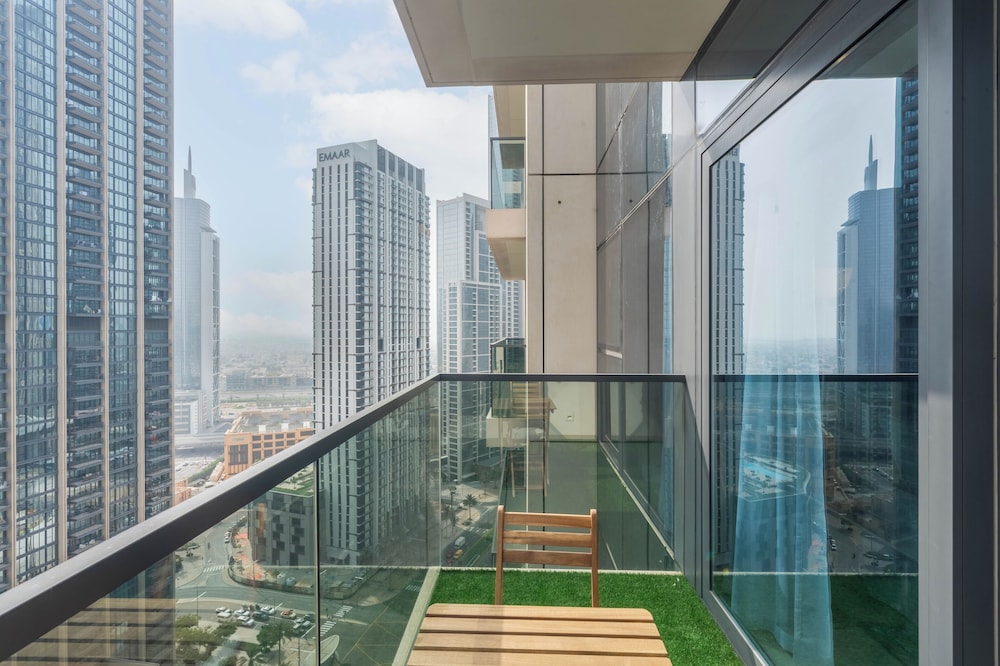 Lux BnB Act-1 Tower I Boulevard Views