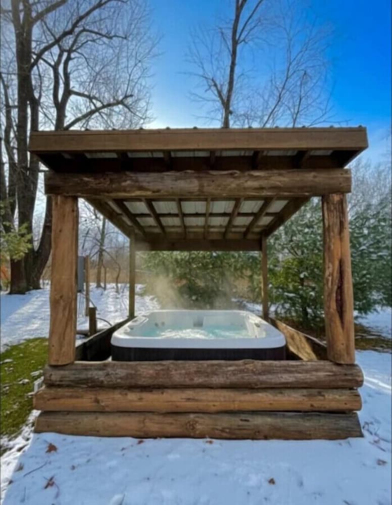 Bourbon Barrel Cabin on Lake Near Airport Downtown