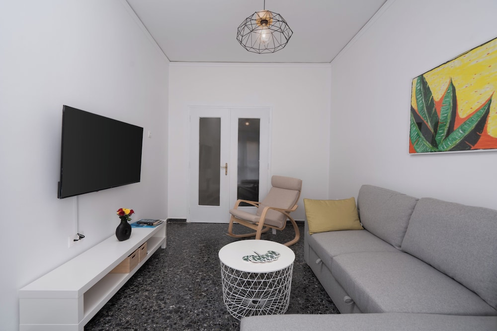 Cozy Apartment in Athens With Balcony, 5 Minutes To Metro